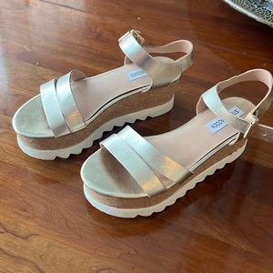 Steve Madden KeyKey Gold Wedge Sandals Sz7